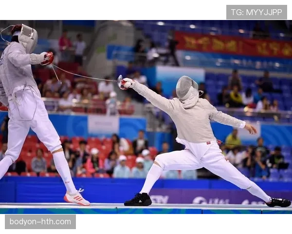 仲满今天穿得跟去夜店一样，是又准备开趴还是忘带篮球了？